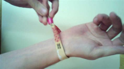 how to remove fabric wristband.